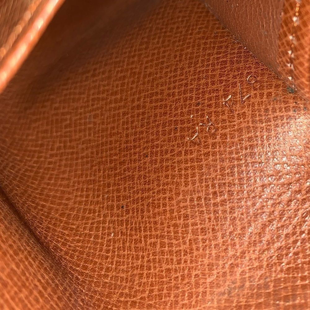 Louis Vuitton Monogram 4 Key Wallet - Picture 8 of 8
